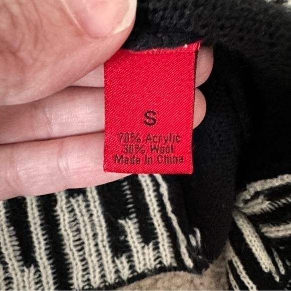 EUC Women’s 5/48 Black And White Sweater! - Picture 3 of 5